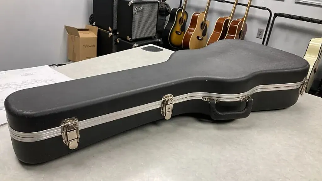 Hardshell-Cases-with-Guitar